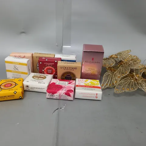 APPROXIMATELY 17 ASSORTED PRODUCTS TO INCLUDE ELIZABETH ARDEN RETINOL CERAMIDE CAPSULES, L'OCCITANE SOAP, BUTTERFLY DECOR  
