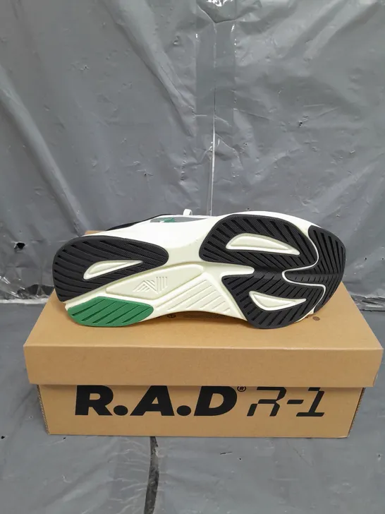 BOX OF RAD R1 CLASSIC BOSTON SHOES SIZE 4.5