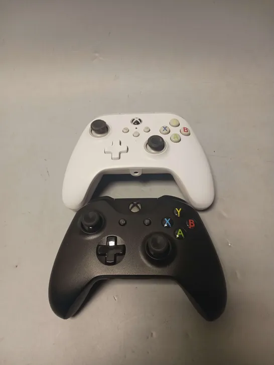 XBOX ONE GAME CONSOLE WITH 2 CONTROLLERS AND POWER LEADS