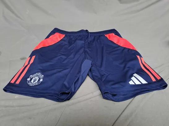 ADIDAS MANCHESTER UNITED TRAINING SHORTS SIZE M