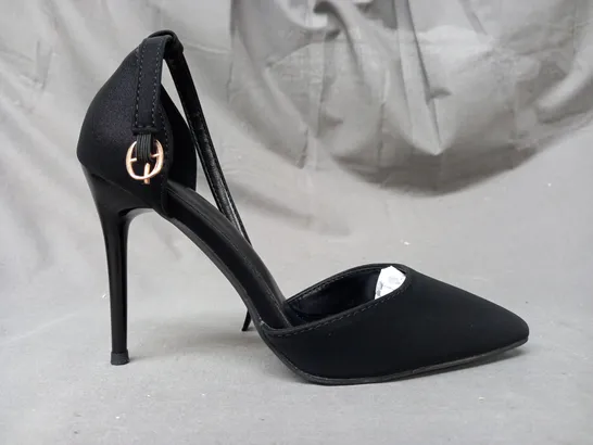 BOXED PAIR OF DESIGNER POINTED TOE HEELS IN BLACK EU SIZE 36