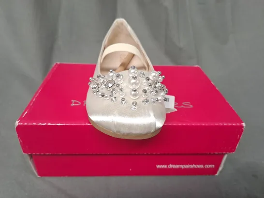 BOXED PAIR OF DREAM PAIRS KIDS PUMPS IN IVORY W. JEWEL EFFECT SIZE 10