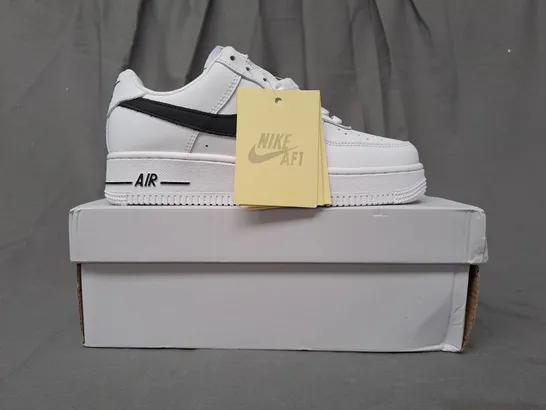 BOXED PAIR OF NIKE AIR FORCE 1 '07 SHOES IN WHITE/BLACK UK SIZE 5.5