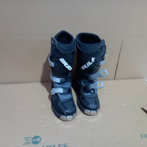 PAIR OF BIKE SAFETY BOOTS - EU SIZE 27