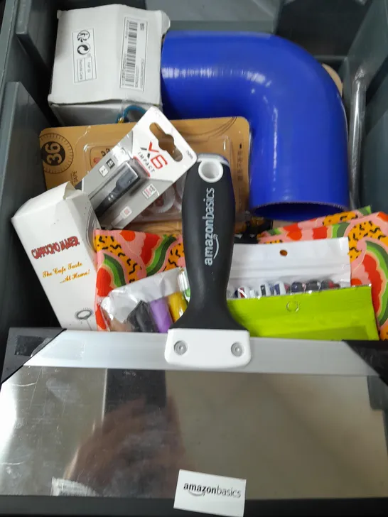 BOX OF APPROXIMATELY 15 ASSORTED ITEMS TO INCLUDE - AMAZON BASIC SCRAPER, TEA TOWEL, PENS ETC