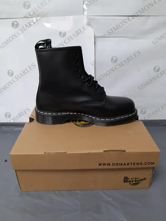 DR MARTENS UNISEX BLACK LACE UP BOOTS SIZE 9