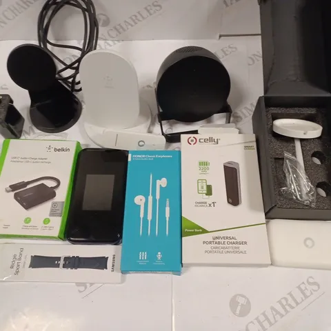 LOT OF 11 ASSORTED TECH ITEMS TO INCLUDE PORTABLE CHARGER, BELKIN CHARGE ADAPTER AND WIRELESS CHARGING STANDS