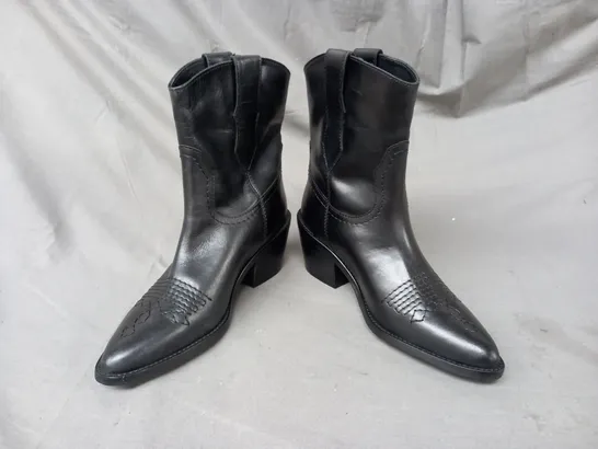 BOXED PAIR OF SOLEA WAYNE LEATHER ANKLE BOOTS IN BLACK EU SIZE 36