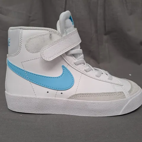 PAIR OF NIKE SHOES IN WHITE/BLUE UK SIZE 12