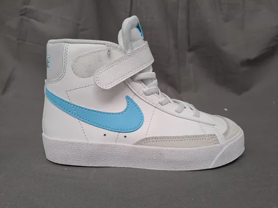 PAIR OF NIKE SHOES IN WHITE/BLUE UK SIZE 12