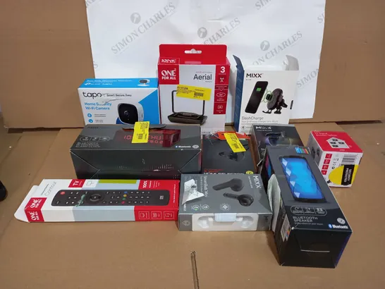 BOX OF APPROXIMATELY 35 ASSORTED ITEMS TO INCLUDE A HOME SECURITY WI-FI CAMERA, BLUETOOTH QI CHARGING ALARM CLOCK, A BLUETOOTH SPEAKER AND A DASHCHARGE 