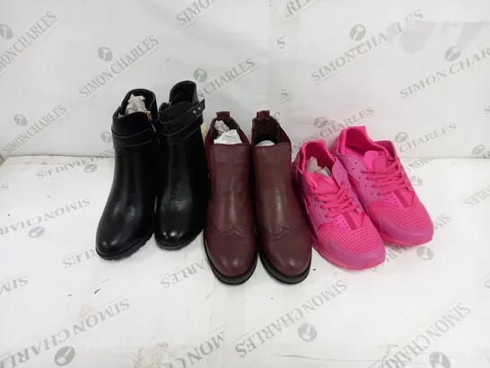 5 BOXED PAIRS OF SHOES TO INCLUDE TRAINERS IN ROSE SIZE 38, ANKLE WEDGE BOOTS IN BLACK SIZE 5, ANKLE BOOTS IN BURGUNDY SIZE 38 