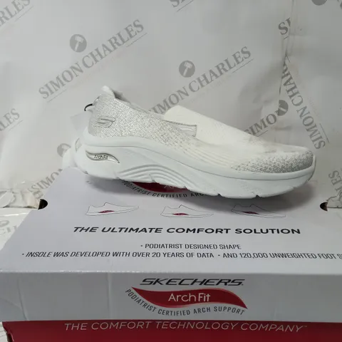 BOXED SKETCHER ARCHFIT TRAINERS IN WHITE - SIZE 5 1/2
