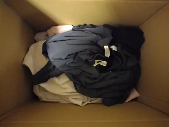 BOX OF APPROX. 10 CLOTHING ITEMS TO INCLUDE TROUSERS AND LEGGINGS  IN VARIOUS COLOURS AND SIZES 