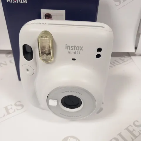 BOXED FUJIFILM INSTAX MINI 11 ICE-WHITE BUNDLE