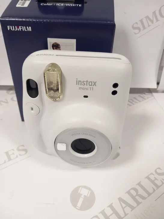 BOXED FUJIFILM INSTAX MINI 11 ICE-WHITE BUNDLE