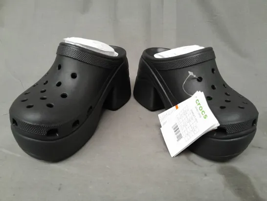 PAIR OF CROCS SIREN CLOGS IN BLACK UK SIZE M3/W4