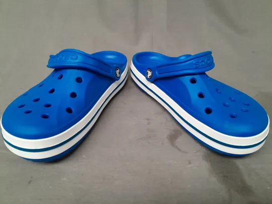 PAIR OF CROCS CLOGS IN BLUE SIZE M7/W9