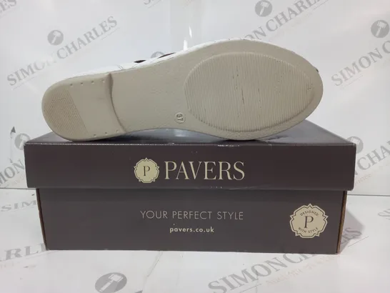 BOXED PAIR OF PAVERS SLIP-ON FLAT SHOES IN WHITE EU SIZE 37