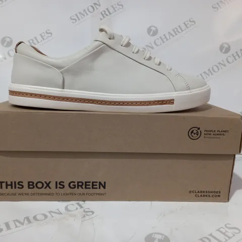 BOXED PAIR OF CLARKS UN MAUL LACE LEATHER SHOES IN WHITE UK SIZE 7.5