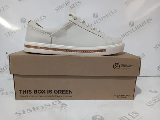 BOXED PAIR OF CLARKS UN MAUL LACE LEATHER SHOES IN WHITE UK SIZE 7.5