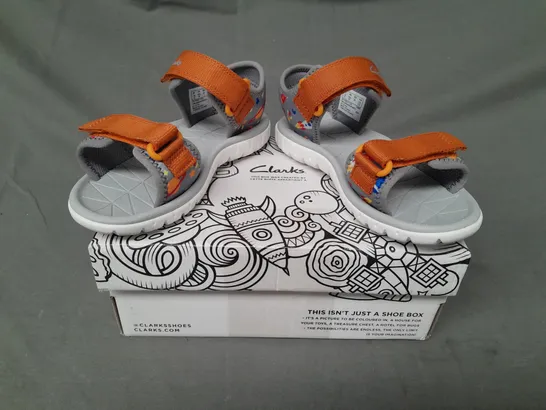 BOXED PAIR OF CLARKS SURFING TIDE KIDS OPEN TOE SANDALS IN GREY/ORANGE UK SIZE 10