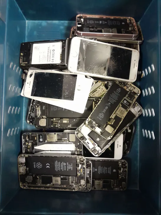 APPROXIMATELY 20 ASSORTED DISASSEMBLED SMARTPHONES IN VARIOUS MODELS 