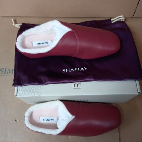 PAIR OF SHAFFAY LEATHER SLIPPERS WITH STIN CARRY BAG UK SIZE 7