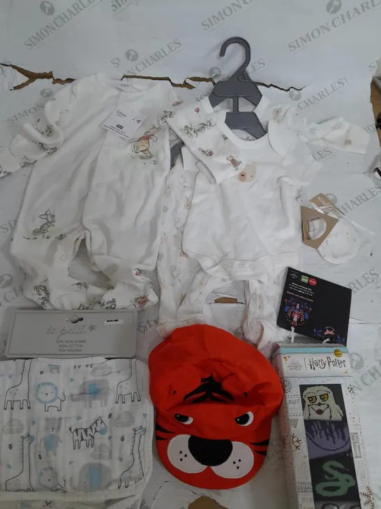 BOX OF APPROXIMATELY 30 ASSORTED CHILDRENS ITEMS TO INCLUDE -BODYSUITS , HAT , BIBS ETC