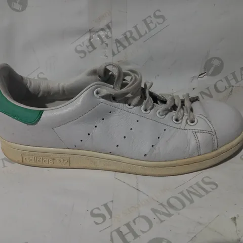 BOXED PAIR OF DESIGNER SHOES IN THE STYLE OF ADIDAS STAN SMITH IN WHITE/GREEN UK SIZE 8