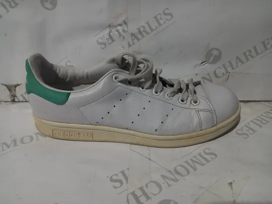 BOXED PAIR OF DESIGNER SHOES IN THE STYLE OF ADIDAS STAN SMITH IN WHITE/GREEN UK SIZE 8