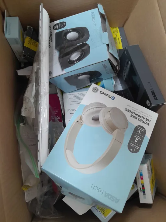 BOX OF APPROXIMATELY 20 ASSORTED ITEMS TO INCLUDE HEADPHONES, KEYBOARD, PORTABLE CHARGER ETC
