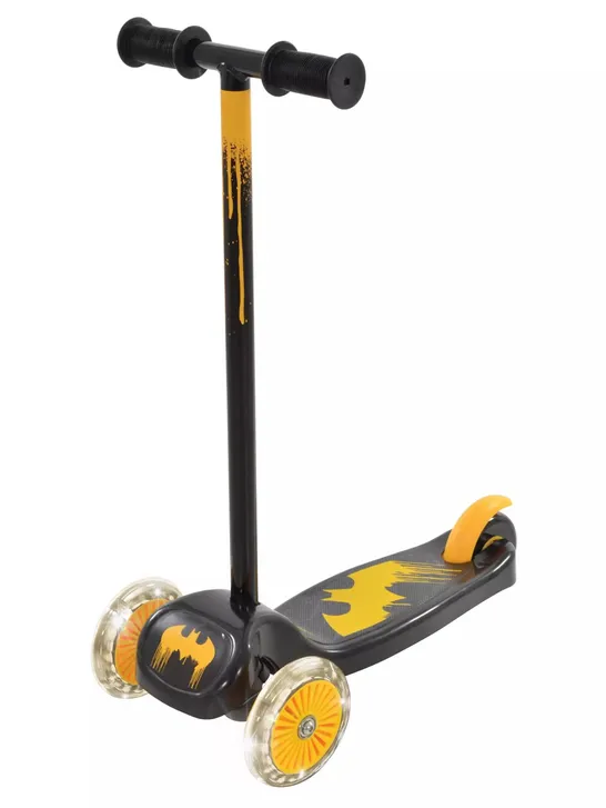 BATMAN TILT 'N' TURN SCOOTER WITH LIGHTS - 2022