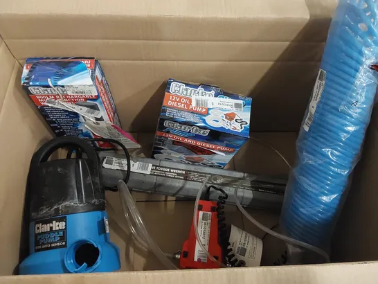 BOX OF ASSORTED CLARKE TOOLS TO INCLUDE: 12V OIL AND DIESEL PUMP, RECHARGEABLE WORK LIGHT, TORQUE WRENCH, PUDDLE PUMP ECT