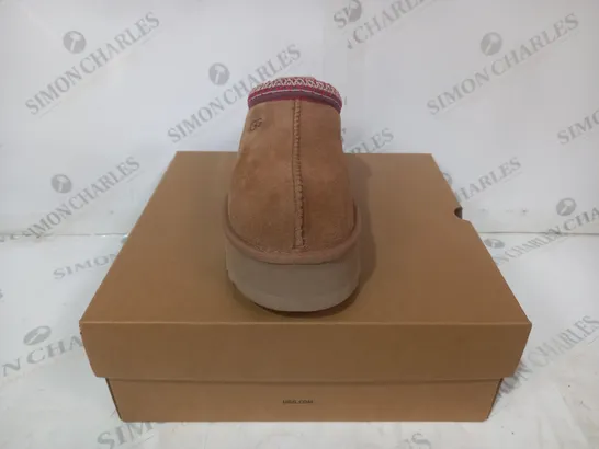 BOXED PAIR OF UGG WTAZZ SHOES IN CHESTNUT UK SIZE 5