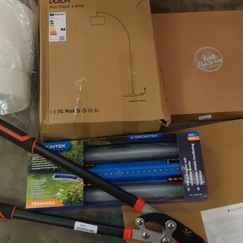 UNPROCESSED PALLET OF ASSORTED ITEMS TO INCLUDE ARC FLOOR LAMP, GARDEN PRO SHEARS AND NAVARIS MEMO BOARD