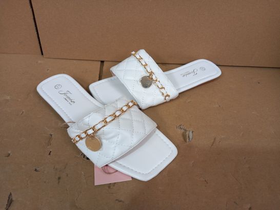 BOXED PAIR OF JOMIX FAUX LEATHER WOMENS SANDALS IN WHITE WITH GOLD EFFECT CHAIN EU SIZE 37