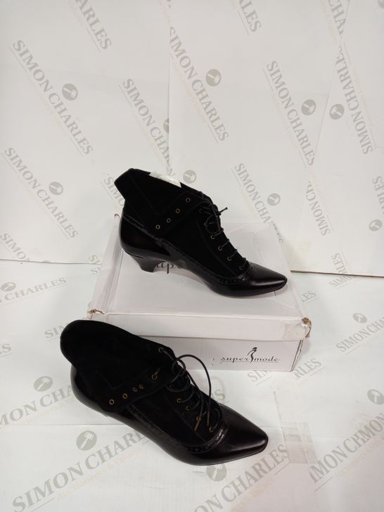BOXED PAIR OF DESIGNER BLACK HEELED BOOTS SIZE 39