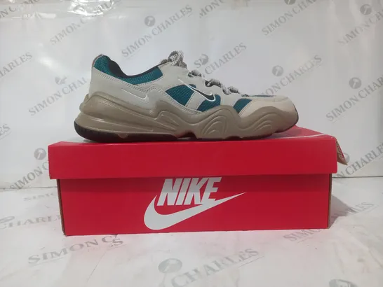 BOXED PAIR OF NIKE SHOES IN BEIGE/TEAL UK SIZE 9