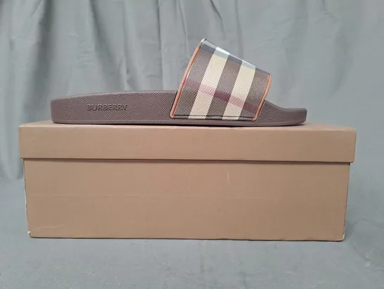 BOXED PAIR OF BURBERRY SLIDERS IN BROWN EU SIZE 42