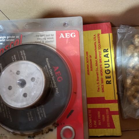 LOT OF APPROXIMATELY 5 ASSORTED TOOL & MACHINE PARTS/ITEMS TO INCLUDE BAND SAW BLADES, AEG SANDER PADS, ETC