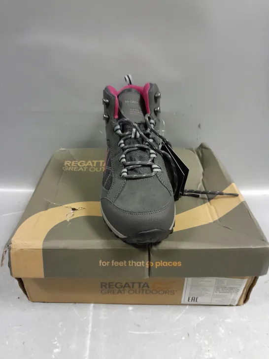 BOXED PAIR OF REGATTA WOMENS CLYDEBANK WATERPROOF WALKING SHOES - 6