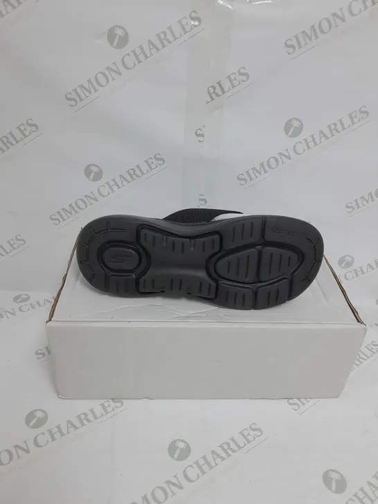 BOXED PAIR OF SKETCHERS ARCHFIT SANDAL SIZE 7 IN BLACK 