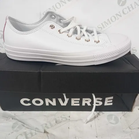 BOXED PAIR OF CONVERSE ALL STAR TRAINERS IN WHITE/PINK UK SIZE 5