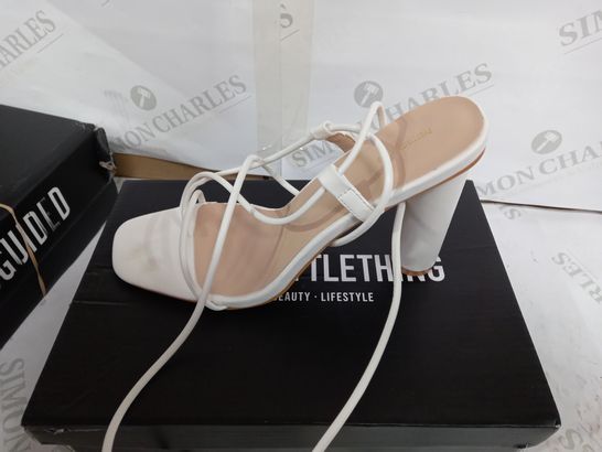 BOXED PAIR OF PRETTYLITTLETHINGS WHITE CYLINDER STRAPPY TOE THONG HEELED SANDALS - UK 6