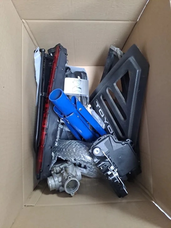 MEDIUM BOX OF ASSORTED AUTOMOBILE PARTS TO INCLUDE AUTO HEATER FAN, HEAD BOLT SET AND BIKE GLOVES