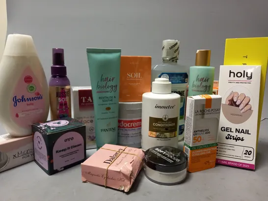 APPROXIMATELY 20 ASSORTED COSMETICS ITEMS TO INCLUDE TRINNY LONDON THE PLUMP UP MICRONEEDLE, LA ROCHE-POSAY OIL CONTROL FLUID (50ml), IMMETEE ANTI-HAIR LOSS CONDITIONER (400ml), ETC