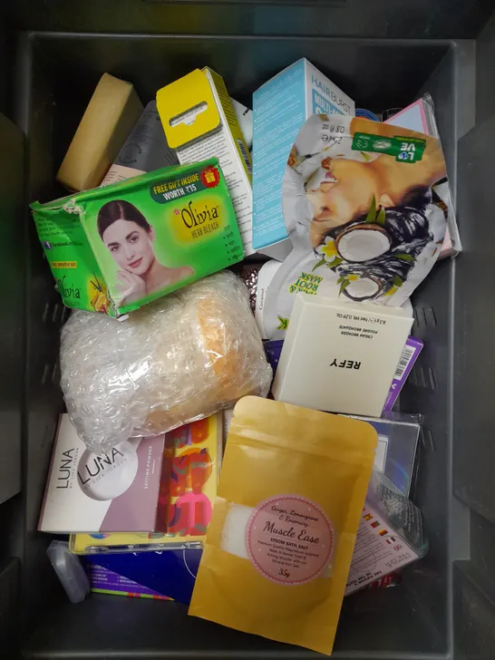 BOX OF APPROXIMATELY 25 ASSORTED HEALTH AND BEAUTY ITEMS TO INCLUDE POWER WHIP, GOT2BE STYLING POWDER, RESURFACING PRIMER ETC