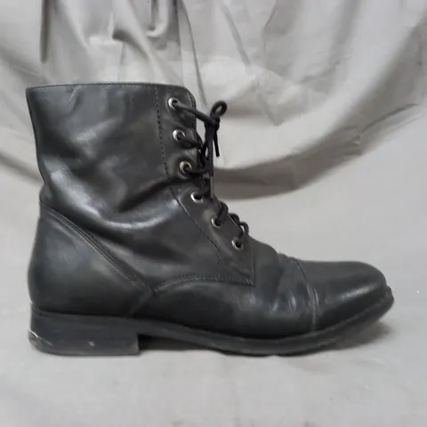 BOXED PAIR OF STIL NUOVO ANKLE BOOTS IN BLACK EU SIZE 39