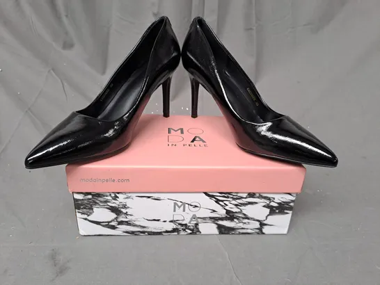 BOXED PAIR OF MODA IN PELLE CASSADEE POINTED TOE HEELS IN BLACK EU SIZE 40